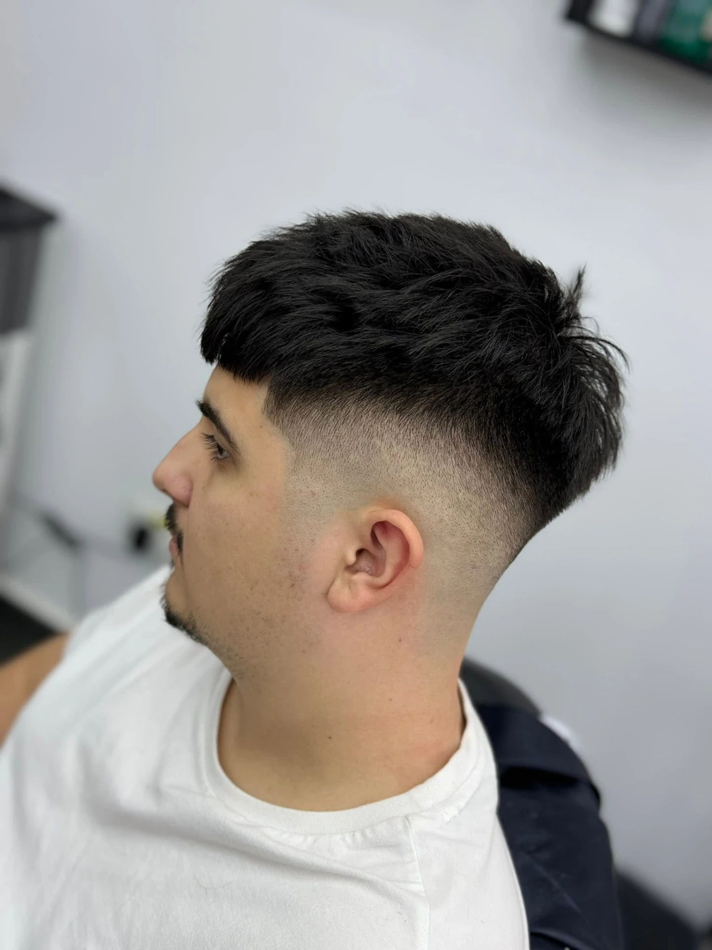 Tunsoare modernă cu fade realizată la Mirror Studio