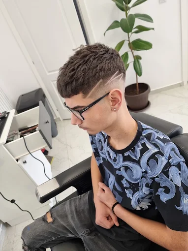 Tunsoare cu fade și design geometric lateral
