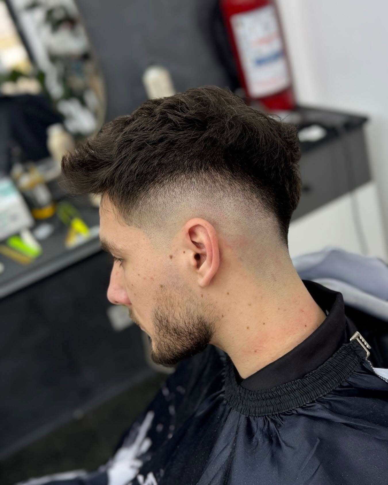 Skin fade cu finisaj precis și barbă conturată